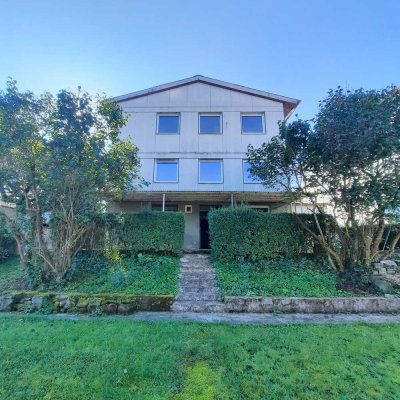 Sanierungsbedürftiges Zweifamilienhaus in toller Lage