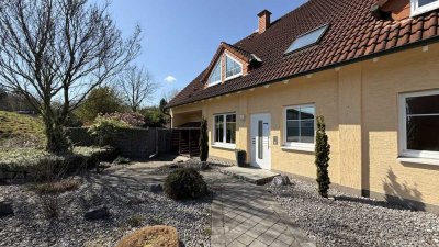 Moderne Dachgeschosswohnung - Frisch saniert mit Kamin & Doppelgarage