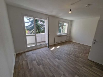 **FRISCH RENOVIERT**3-Zimmer-Wohnung // EG // Balkon // Bad mit Wanne // ab 01.11.2025