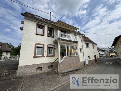 Leerstehendes, renovierungsbedürftiges Dreifamilienhaus in Ortsmitte
