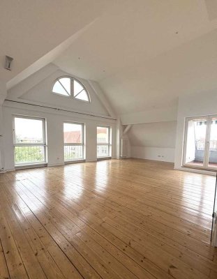 Lichtdurchflutete, bezugsfreie Dachgeschosswohnung mit 3 Zimmern und Balkon in Toplage Wilmersdorfs!