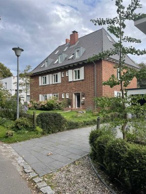 Stilvolle Altbauwohnung mit Balkon und Einbauküche in Kiel-Holtenau - Erstbezug nach Renovierung
