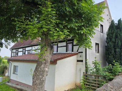 Kleiner Hof mit Haupthaus, Nebengelass und Scheune.