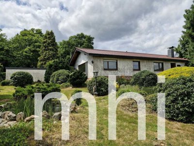 Much Hündekausen: Kleiner Bungalow mit 2 Garagen für die kleine Familie.