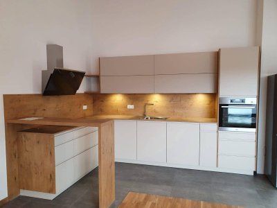 Schöne neuwertige 3-Zimmer Mietwohnung mit großer Dachterrasse !!!