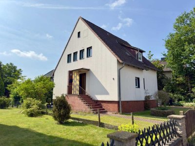 Solides Zweifamilienhaus mit Keller auf einem herrlich eingewachsenen Grundstück in Dedensen