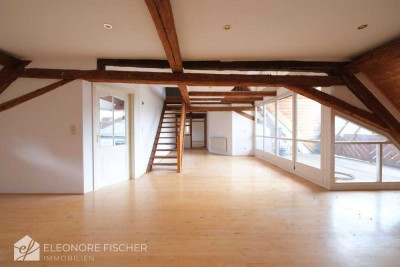 Einzigartige und charmante Dachgeschoss-Maisonette-Wohnung mit Sichtbalken, Loggia und Stellplatz