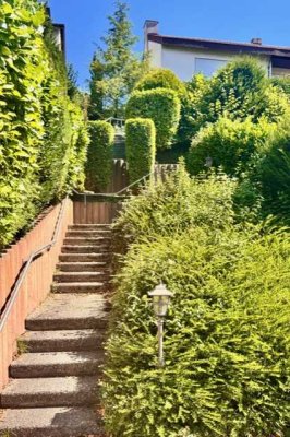 Schöne Aussichten: 
Charmantes Einfamilienhaus mit Panoramablick und Entwicklungspotenzial