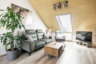 Stilvolle, helle Dachgeschosswohnung mit Loggia & hochwertiger Ausstattung – möbliert!
