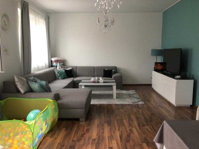 Neuwertige 3 -Raum-Wohnung mit Einbauküche