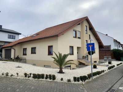 Helle Studio-Wohnung, möbliert mit Einbauküche in ruhiger Wohnlage