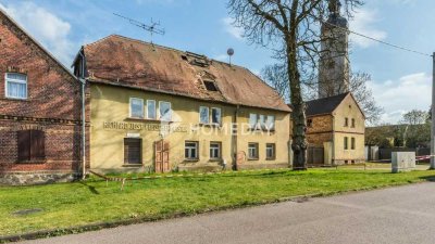 Sanierungsbedürftiges Anwesen mit Abrissoption, Nebengebäude & großzügigem Innenhof in toller Lage
