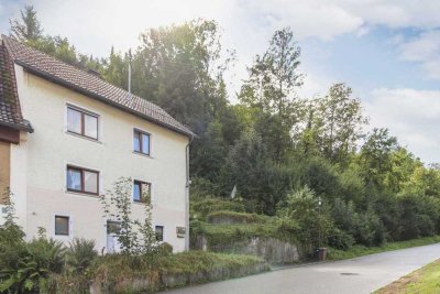 Einfamilienhaus mit Einliegerwohnung und großem Garten in Hanglage – selbst nutzen oder profitieren