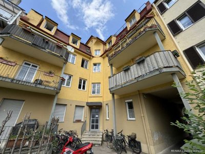 Studenten WG Angebot!
Große und gemütliche 4 Zimmerwohnung /120m² mit Balkon zu vermieten.