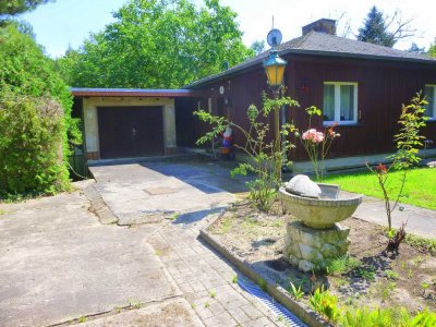 Bungalow, Garage, Nebengelasse auf 1.737 m² mit romantischem Teich in ruhiger Lage