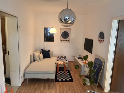 Kleine geschmackvolle Zweizimmer-Wohnung 47 qm mit Balkon u. TG in Feldkirchen b. München