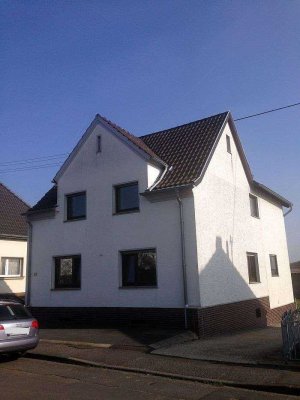 Wachtberg - Adendorf, freistehendes Einfamilienwohnhaus mit Doppelgarage und kleinem Innenhof