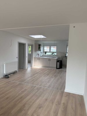 Schöne frisch renovierte, weitläufige  4 Zimmer Wohnung mit Einbauküche in Tamm.