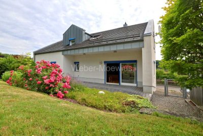 Wohnen am begehrten „Sonnenhang“: freistehendes, großzügiges Einfamilienhaus mit Terrasse + Garten