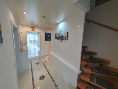 Charmantes Einfamilienhaus mit großzügigem Garten und praktischer Doppelgarage