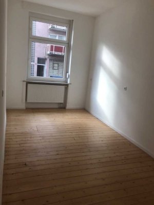 Komplett sanierte 3,5 ZKB Altbauwohnung mit sep. WC und großer Küche in herrschaftlichem Altbau!