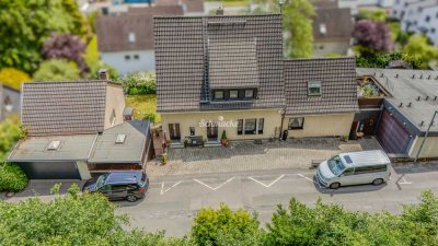 Mehrgenerationenhaus mit 3 Wohneinheiten, einer Büroeinheit und zwei großen Garagen für mehrere PKW