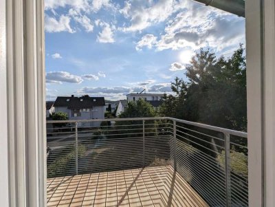 Attraktive, helle 2-Zimmer-Wohnung mit XL-Balkon und EBK in zentral Bad Camberg