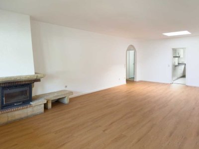 4-Zimmer-Wohnung mit Loggia 
und Carport (2 Stellplätze), 
frisch renoviert und bezugsfrei