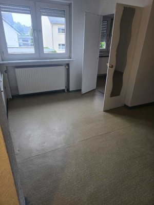 Es wird eine Wohnung mit 65 qm vermietet. Die Wohnung ist ab 16.08.2025 bezugsfertig.
