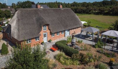 Tradition bewahren, modernen Wohnkomfort genießen: dieses Landhaus mit schönem Reetdach fasziniert.