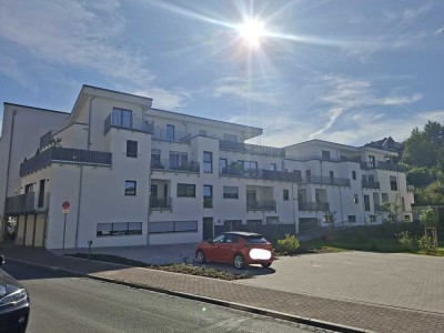 Erstbezug! 3 Zimmer Wohnung, Einbauküche, Tageslichtbad (Badewanne), Gäste WC, Balkon,  Stellplatz