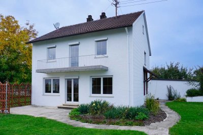 Einfamilienhaus mit Gartentraum und zwei Garagen
für Selbstversorger und Familie
