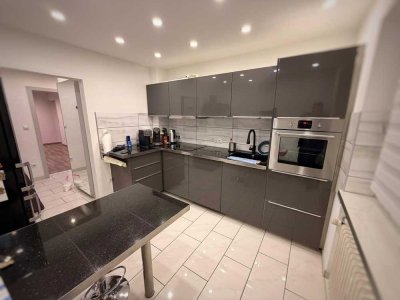 Helle 3-Zimmer-Wohnung mit Loggia, Keller & Parkplatz direkt am Bahnhof in Feucht