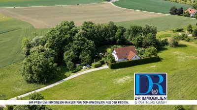 Umgeben von einem Biotop: Einfamilienhaus mit Einliegerwohnung in ruhiger und zentrale Lage