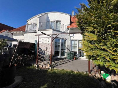 ***Sofort bezugsfreie DHH mit Keller + Garage + EBK - frisch saniert***