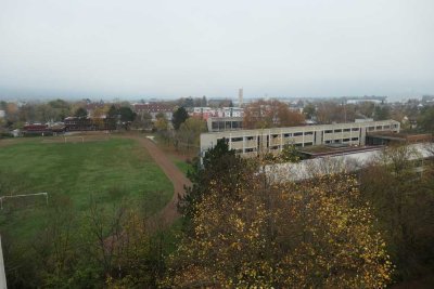 3 Zimmer-Wohnung mit EBK und Balkon!
