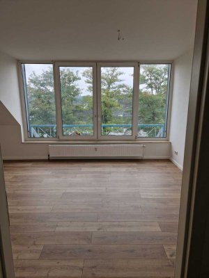 Renovierte 3-Zimmer-Wohnung im Dachgeschoss mit tollem Grundriss und Tageslichtbad