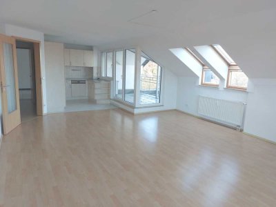Exklusive 2-Zi.-DG-Whg. mit 2 gr. Balkonen, Fahrstuhl + Stellplatz (ca. 80 m²) zu vermieten.