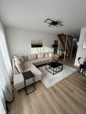 Moderne 3-Zimmer-Wohnung mit Balkon, Kamin, EBK & TG-Stellplatz in 65527 Niedernhausen