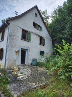 Renovierungsbedürftiges Fachwerkhaus mit Scheune