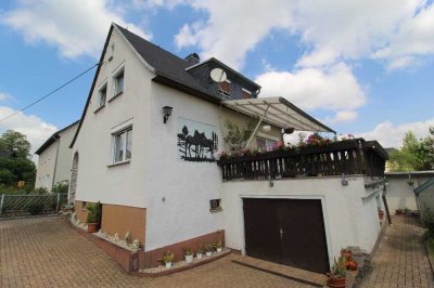 Freiwerdendes, schön gestaltetes, massives Einfamilienhaus mit Einbauküche für 2 bi