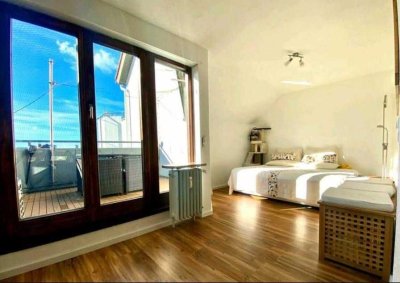 Stilvolle 2,5-Raum-DG-Wohnung mit Balkon und EBK in Weißenhorn