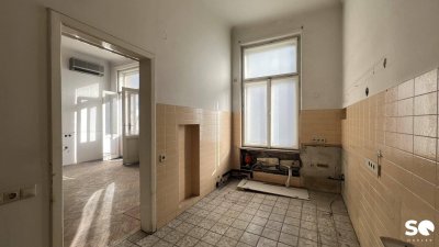 #SQ - SANIERUNGSBEDÜRFTIGER STILALTBAU MIT BALKON - MARIAHILFERSTRAßE / TOP 23
