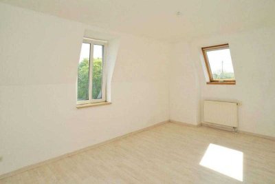 Gemütliche 3-Zimmer-Dachwohnung mit Dachterrasse, Laminatboden, Badewanne und PKW-Stellplatz im Hof