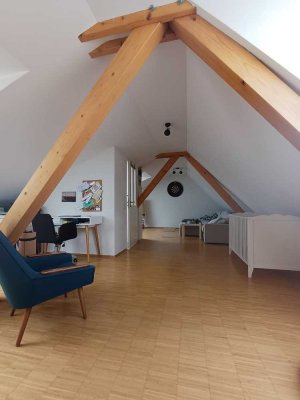 Freundliche und gepflegte 4-Zimmer-Dachgeschosswohnung mit geh. Innenausstattung mit Balkon