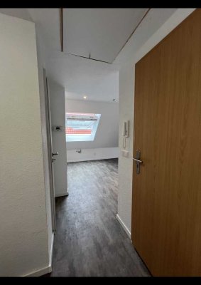 TOP-INNENSANIERTE -GROßZÜGIGE 2-Zi.-Wohnung