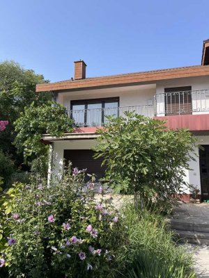 Einfamilienhaus mit Einliegerwohnung, Doppelgarage und idyllischem Garten in ruhiger Sackgassenlage