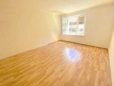 NEUER PREIS! PROVISIONSFREI VOM EIGENTÜMER! UNSANIERTE 4-ZIMMER FAMILIENWOHNUNG NÄHE HANDELSKAI!