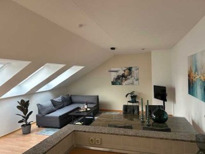 Ecxlusiv möblierte Wohnung mit schönem Balkon