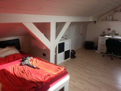 Singelwohnung    (teilmöbliert)